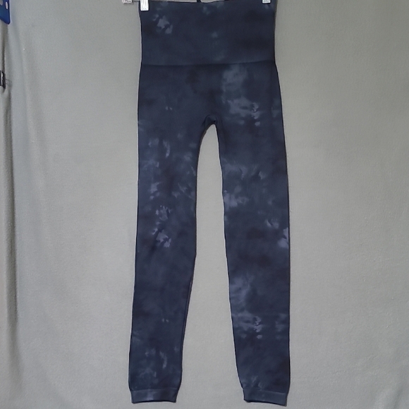 SPANX Look At Me Now Ecocare Deep Blue Tie-Dye Ankle Leggings - Size Medium - Picture 3 of 12